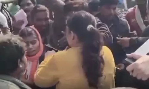 महिला नायब तहसीलदार ने जड़ दिया थप्पड़, कलेक्टर ने जारी किया नोटिस, अधिकारी हुईं बीमार महिला नायब तहसीलदार ने जड़ दिया थप्पड़, कलेक्टर ने जारी किया नोटिस, अधिकारी हुईं बीमार
