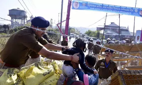हिमाचल के CM और LoP के बीच सदन में ABVP की झड़प से हंगामा, एक-दूसरे पर जमकर बरसे हिमाचल के CM और LoP के बीच सदन में ABVP की झड़प से हंगामा, एक-दूसरे पर जमकर बरसे