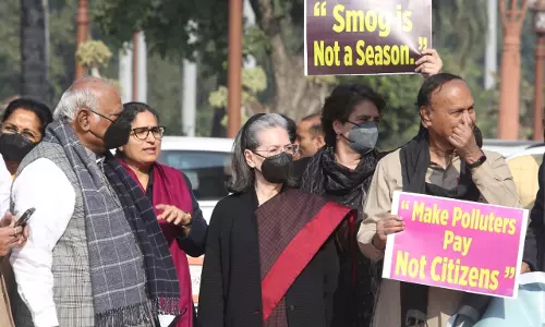 सोनिया और प्रियंका ने वायु प्रदूषण को लेकर केंद्र सरकार पर साधा निशाना