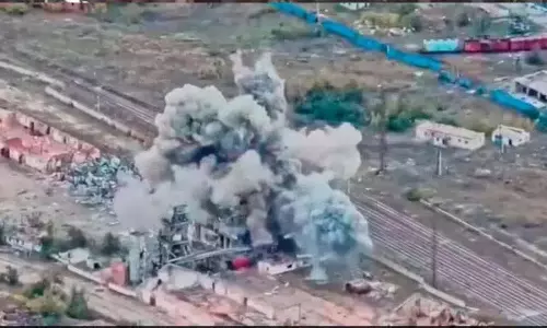 यूक्रेनी Air Force ने रूसी ड्रोन यूनिट पर 226 KG बम गिराया यूक्रेनी Air Force ने रूसी ड्रोन यूनिट पर 226 KG बम गिराया
