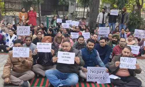 लुधियाना सिविल सर्जन ऑफिस में NHM कर्मचारियों ने किया बड़ा विरोध प्रदर्शन, 2 महीने की सैलरी की मांग लुधियाना सिविल सर्जन ऑफिस में NHM कर्मचारियों ने किया बड़ा विरोध प्रदर्शन, 2 महीने की सैलरी की मांग