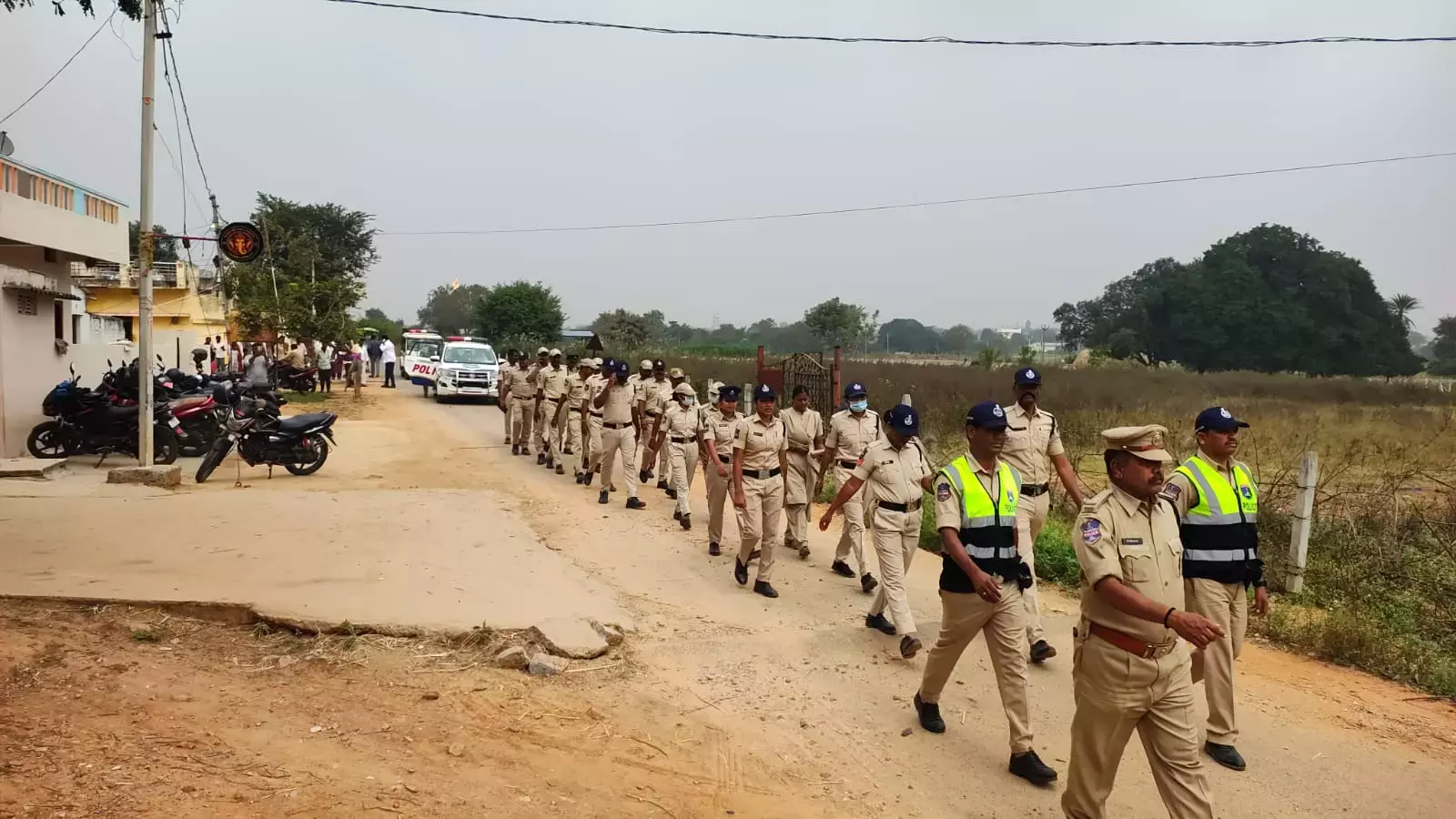 Telangana : शादनगर पुलिस ने जीपी चुनाव से पहले फ्लैग मार्च किया Telangana : शादनगर पुलिस ने जीपी चुनाव से पहले फ्लैग मार्च किया