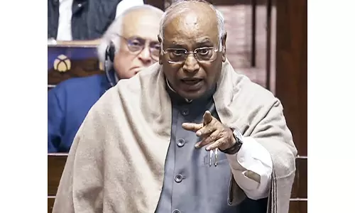 कांग्रेस अध्यक्ष Kharge ने रुपये के सर्वकालिक निम्नतम स्तर पर पहुंचने पर केंद्र की आलोचना की