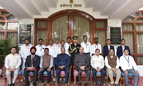 पूर्व राष्ट्रपति रामनाथ कोविंद ने रायपुर लोकभवन में सामूहिक फोटो खिंचवाई पूर्व राष्ट्रपति रामनाथ कोविंद ने रायपुर लोकभवन में सामूहिक फोटो खिंचवाई