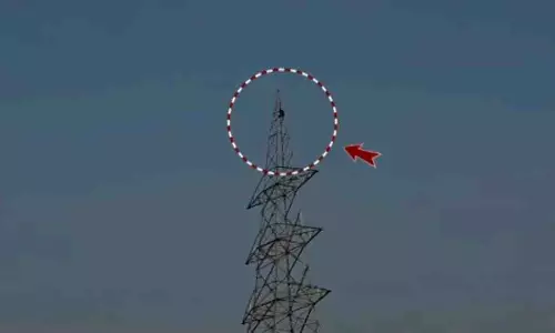 युवक ने गर्लफ्रेंड के बहाने पर उठाया खौफनाक कदम, क्योंझर में टावर पर चढ़ा