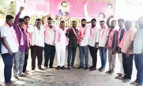 पूर्व MLA दुर्गम चिन्नैया की मौजूदगी में BRS में शामिल हुए