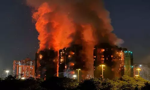 Hong Kong के निवासियों और विशेषज्ञों ने जानलेवा आग के बाद बांस के मचान का बचाव किया