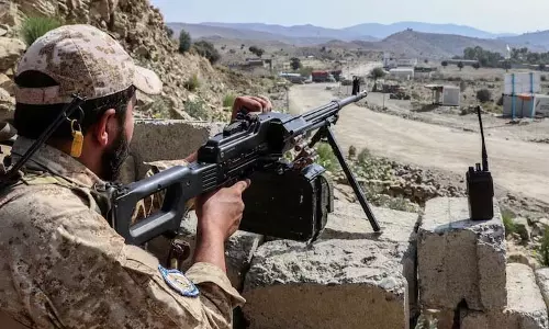 Taliban ने कवि की कब्र पर ‘ग्रेटर अफ़गानिस्तान’ का नक्शा बनाकर पाकिस्तानी ज़मीन पर दावा किया Taliban ने कवि की कब्र पर ‘ग्रेटर अफ़गानिस्तान’ का नक्शा बनाकर पाकिस्तानी ज़मीन पर दावा किया