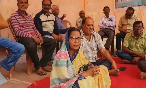 ओडिशा में रिटायर्ड कर्मचारियों ने पेंडिंग पेंशन के लिए किया धरना प्रदर्शन