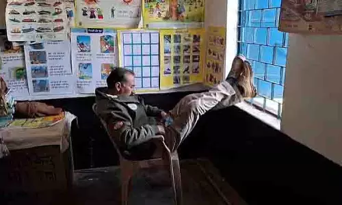 MP: सरकारी स्कूल का टीचर क्लास के समय मूवी देखते हुए पकड़ा गया MP: सरकारी स्कूल का टीचर क्लास के समय मूवी देखते हुए पकड़ा गया