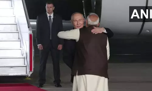 BIG BREAKING: PM मोदी ने पुतिन को गले लगाकर किया स्वागत BIG BREAKING: PM मोदी ने पुतिन को गले लगाकर किया स्वागत
