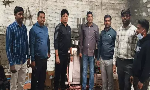 Anti-Narcotics स्क्वॉड ने नकली गुटखा फैक्ट्री पर छापा मारकर 1 करोड़ रुपये का सामान जब्त किया Anti-Narcotics स्क्वॉड ने नकली गुटखा फैक्ट्री पर छापा मारकर 1 करोड़ रुपये का सामान जब्त किया
