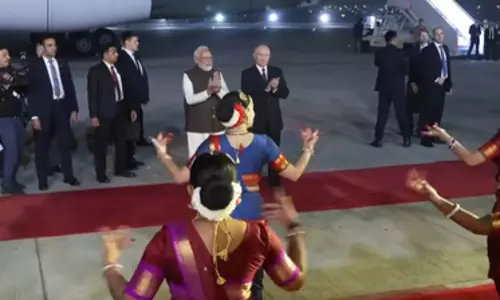 पुतिन भारत में, एयरपोर्ट पर PM मोदी ने किया गर्मजोशी से स्वागत पुतिन भारत में, एयरपोर्ट पर PM मोदी ने किया गर्मजोशी से स्वागत