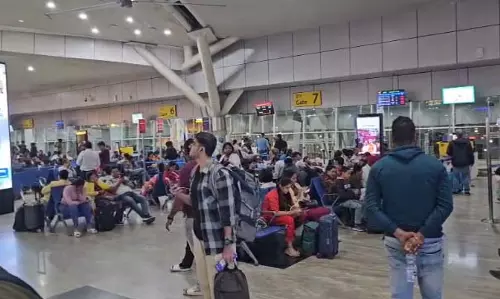 Raipur Airport पर इंडिगो फ्लाइट की देरी से हंगामा, देखें VIDEO...