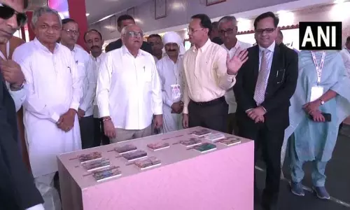 गुजरात के मुख्यमंत्री भूपेंद्र पटेल ने रण उत्सव में सखी क्राफ्ट बाजार का दौरा किया