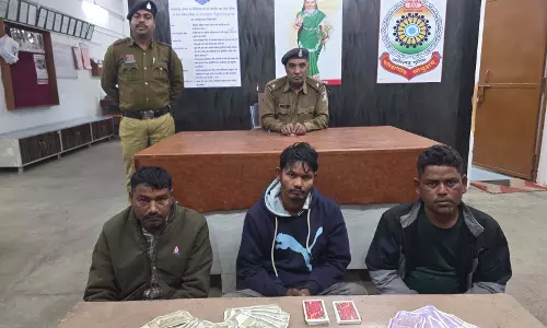 CG: नदी किनारे जुआ नेटवर्क का पर्दाफाश, तीन जुआरी गिरफ्तार