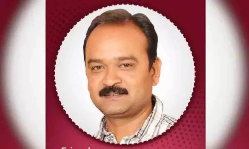 KTR विरोध रैली को कवर करते समय कैमरामैन की हार्ट अटैक से मौत KTR विरोध रैली को कवर करते समय कैमरामैन की हार्ट अटैक से मौत