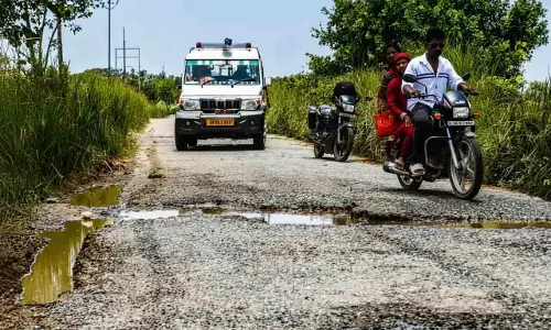 Kendrapara में खराब सड़कें, लोगों को आने-जाने में हो रही परेशानी Kendrapara में खराब सड़कें, लोगों को आने-जाने में हो रही परेशानी