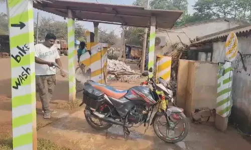 इन्वेंशन का कमाल, ओडिशा में आदिवासी युवक ने लगाया 5 रुपये का बाइक वॉश ATM इन्वेंशन का कमाल, ओडिशा में आदिवासी युवक ने लगाया 5 रुपये का बाइक वॉश ATM