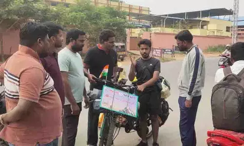 Khammam: युवाओं ने भाईचारा बढ़ाने के लिए साइकिल से भारत की यात्रा शुरू की