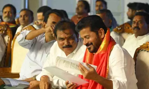 Revanth Reddy ने आदिलाबाद मीटिंग में केंद्र के साथ अपने संबंधों का बखान किया Revanth Reddy ने आदिलाबाद मीटिंग में केंद्र के साथ अपने संबंधों का बखान किया