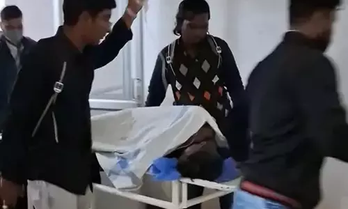 ट्रेन पर चढ़ते ही हाई टेंशन लाइन की चपेट में आया 18 वर्षीय छात्र, 80% झुलसा युवक ट्रेन पर चढ़ते ही हाई टेंशन लाइन की चपेट में आया 18 वर्षीय छात्र, 80% झुलसा युवक
