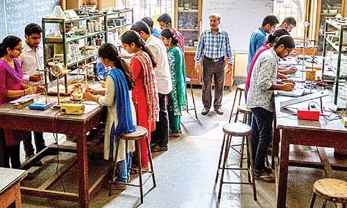 Uluberia में स्पेशल ज़रूरतों के लिए नई लैब Uluberia में स्पेशल ज़रूरतों के लिए नई लैब