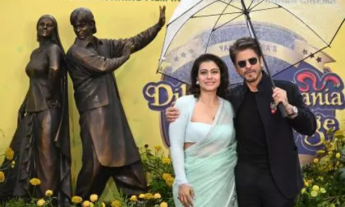 शाहरुख और काजोल ने लंदन में DDLJ की कांस्य प्रतिमा का अनावरण किया