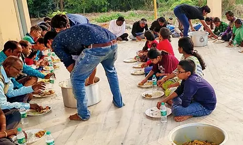 बीमारी से मुक्ति पाकर, लोग अस्पताल में रहने के बाद Picnic मना रहे बीमारी से मुक्ति पाकर, लोग अस्पताल में रहने के बाद Picnic मना रहे