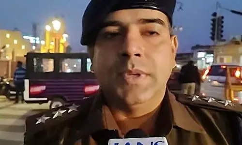 अयोध्या में सुरक्षा कड़ी, धाम में प्रवेश करने वाले हर वाहन की हो रही सख्त चेकिंग अयोध्या में सुरक्षा कड़ी, धाम में प्रवेश करने वाले हर वाहन की हो रही सख्त चेकिंग