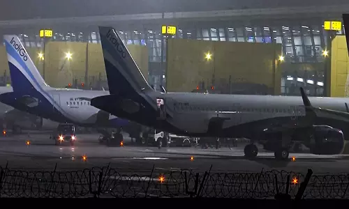 दिल्ली हवाई अड्डे पर सुबह से IndiGo की 150 उड़ानें रद्द, परिचालन में भारी व्यवधान