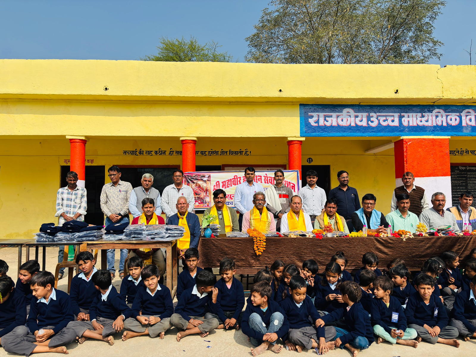 श्री महावीर हनुमान सेवा संस्थान ने किये जरूरतमंद बच्चों को 151 स्वेटर वितरित