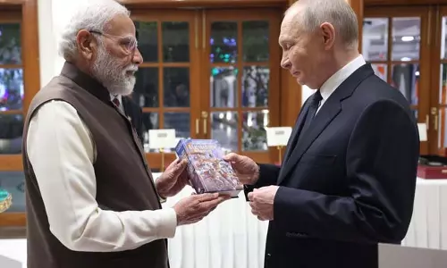 PM Modi ने राष्ट्रपति पुतिन को भेंट की रूसी भाषा में अनूदित गीता