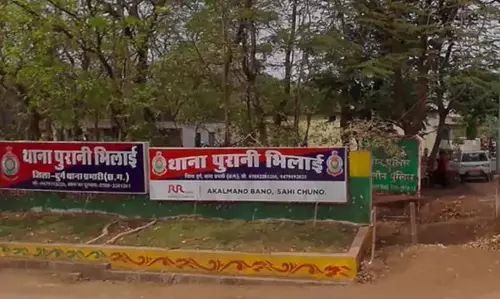 CG BREAKING: छोटे भाई ने की बड़े भाई की हत्या, पत्नी ने थमाया था हसिया CG BREAKING: छोटे भाई ने की बड़े भाई की हत्या, पत्नी ने थमाया था हसिया