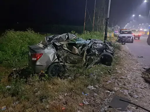 ट्रक में घुसी तेज रफ्तार कार, यूनिवर्सिटी के 4 छात्रों की मौत ट्रक में घुसी तेज रफ्तार कार, यूनिवर्सिटी के 4 छात्रों की मौत