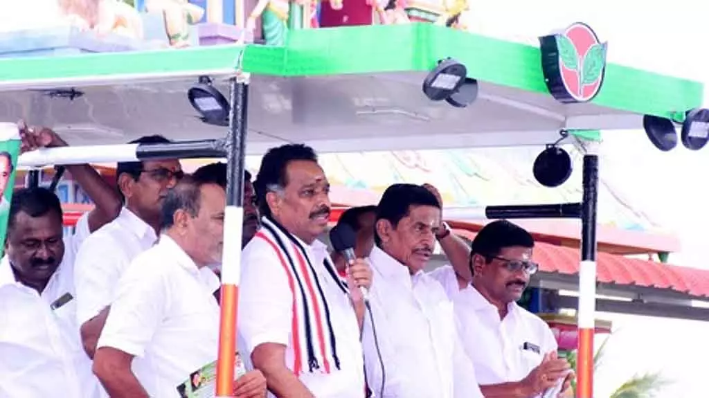 ड्राइवरों पर ज़्यादा काम का बोझ होने की वजह से सरकारी बसें एक्सीडेंट का शिकार हो रही हैं - AIADMK के पूर्व मंत्री ड्राइवरों पर ज़्यादा काम का बोझ होने की वजह से सरकारी बसें एक्सीडेंट का शिकार हो रही हैं - AIADMK के पूर्व मंत्री