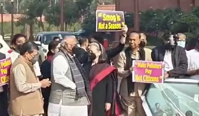 Delhi air pollution : सांसदों ने मास्क पहनकर संसद में विरोध प्रदर्शन किया Delhi air pollution : सांसदों ने मास्क पहनकर संसद में विरोध प्रदर्शन किया