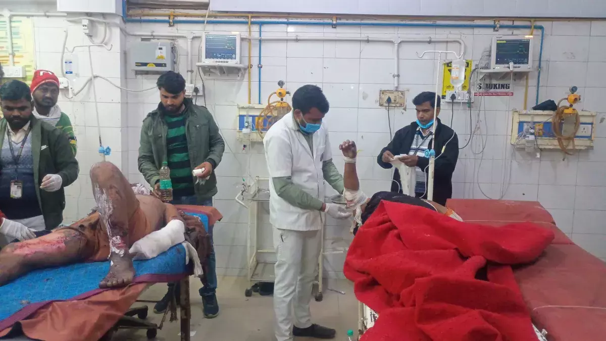 Jaunpur: घरेलू सिलेंडर ब्लास्ट से परिवार के 4 लोग घायल Jaunpur: घरेलू सिलेंडर ब्लास्ट से परिवार के 4 लोग घायल