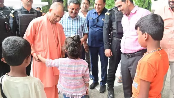 Gorakhpur: बच्चों के लिए CM योगी की सादगी भरी मुलाकात Gorakhpur: बच्चों के लिए CM योगी की सादगी भरी मुलाकात