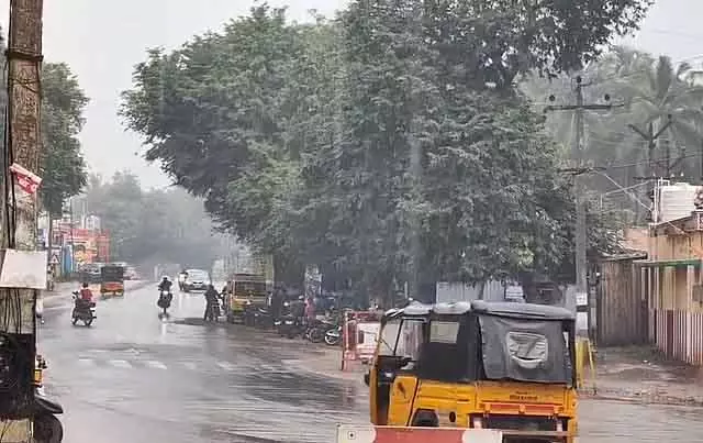 कोयंबटूर में भारी बारिश: वाहन चालकों को मुश्किलों का सामना करना पड़ा कोयंबटूर में भारी बारिश: वाहन चालकों को मुश्किलों का सामना करना पड़ा