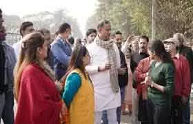 मंत्री रविंदर ने रोहिणी इलाके में अतिक्रमण पर कार्रवाई का आदेश दिया मंत्री रविंदर ने रोहिणी इलाके में अतिक्रमण पर कार्रवाई का आदेश दिया