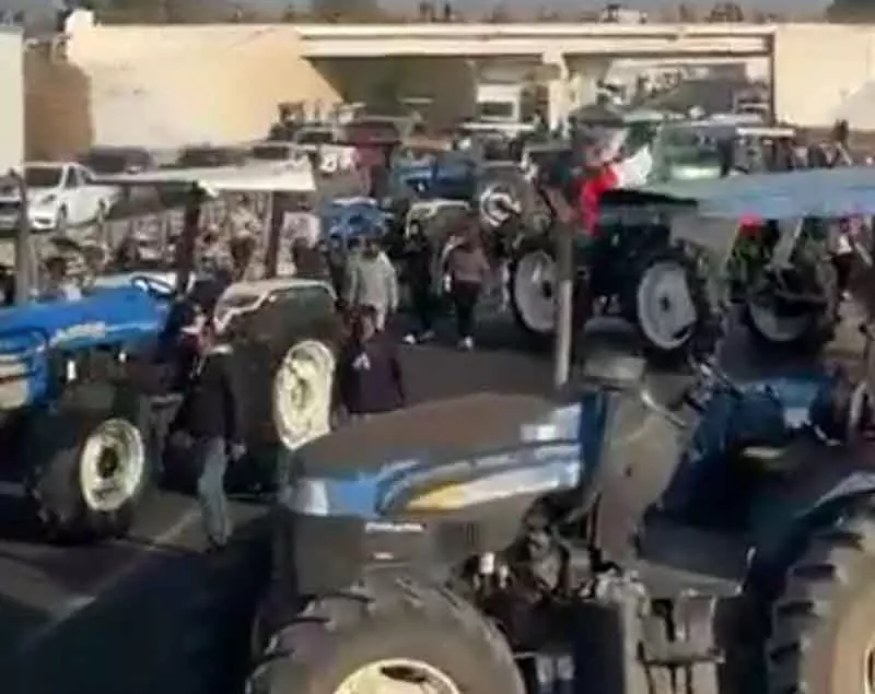 Mexico City नए नेशनल वॉटर लॉ के खिलाफ किसानों ने ट्रैक्टर से मेक्सिको कांग्रेस ब्लॉक किया Mexico City नए नेशनल वॉटर लॉ के खिलाफ किसानों ने ट्रैक्टर से मेक्सिको कांग्रेस ब्लॉक किया