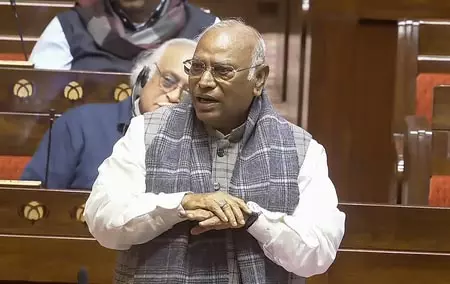 नियम 267 पर टकराव: खड़गे बोले यह नियम जरूरी, सरकार ने कहा, “किसी बहस से नहीं भाग रहे” नियम 267 पर टकराव: खड़गे बोले यह नियम जरूरी, सरकार ने कहा, “किसी बहस से नहीं भाग रहे”