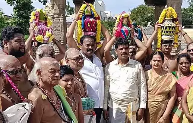 Kanchipuram एकम्बरनाथर मंदिर महा कुंभाभिषेकम: पवित्र जल जुलूस के साथ पहुंचा Kanchipuram एकम्बरनाथर मंदिर महा कुंभाभिषेकम: पवित्र जल जुलूस के साथ पहुंचा