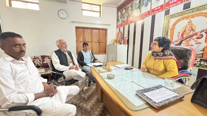 Fatehabad के स्कूल प्रिंसिपल पर छात्राओं से मारपीट का आरोप Fatehabad के स्कूल प्रिंसिपल पर छात्राओं से मारपीट का आरोप