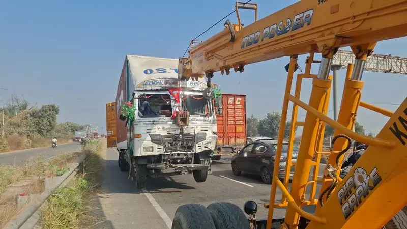 Haryana के घरौंडा हाईवे पर सड़क हादसे में 4 की मौत, 5 घायल Haryana के घरौंडा हाईवे पर सड़क हादसे में 4 की मौत, 5 घायल