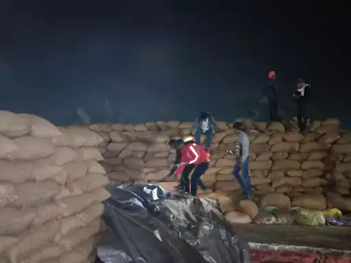 राजस्व विभाग ने धान खरीदी केंद्र में ही मारा छापा, अवैध धान जब्त राजस्व विभाग ने धान खरीदी केंद्र में ही मारा छापा, अवैध धान जब्त