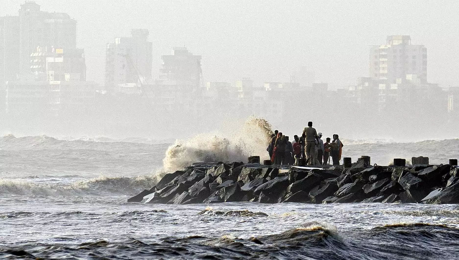 Mumbai: 7 दिसंबर तक समुद्री गतिविधियों पर चेतावनी Mumbai: 7 दिसंबर तक समुद्री गतिविधियों पर चेतावनी