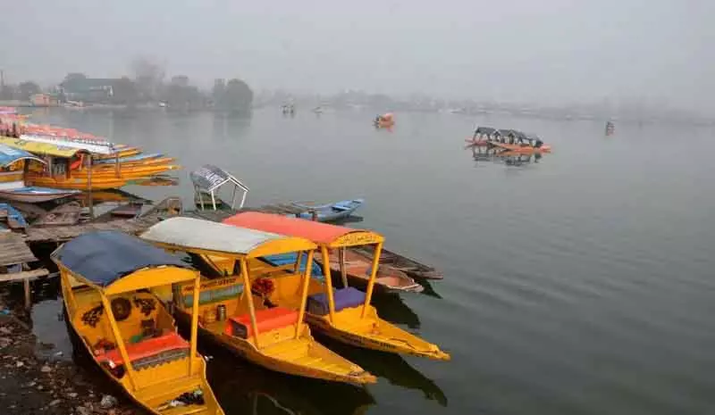 Kashmir में ठंड का कहर जारी, Srinagar में तापमान माइनस 4 डिग्री सेल्सियस Kashmir में ठंड का कहर जारी, Srinagar में तापमान माइनस 4 डिग्री सेल्सियस