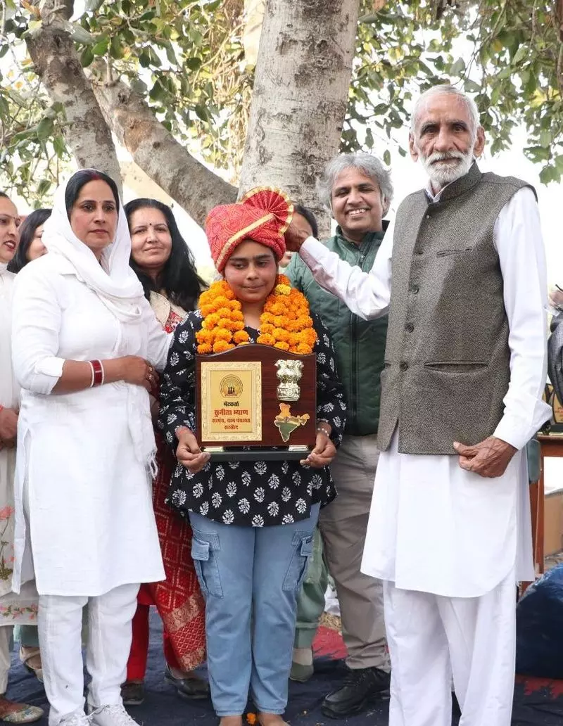 Haryana : तमन्ना ने हिसार गांव की भारत की पहली बालिका सरपंच बनकर इतिहास रच दिया Haryana : तमन्ना ने हिसार गांव की भारत की पहली बालिका सरपंच बनकर इतिहास रच दिया